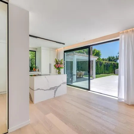 Luxury 5 Bed - Heated Pool Villa *